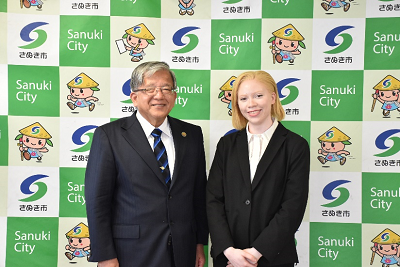 男性と金髪の女性が並んで立っている写真