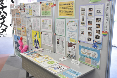 記事が貼られたパネルの前にチラシが置いてある写真