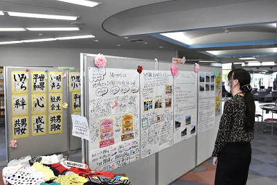 記事の展示パネルを見ている女性の写真