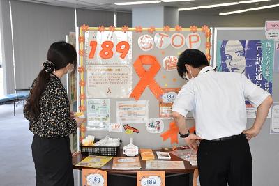 展示パネルを見ている男女2人の写真