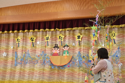 紙で作成された船に乗った和装の男女が飾られた幕の写真