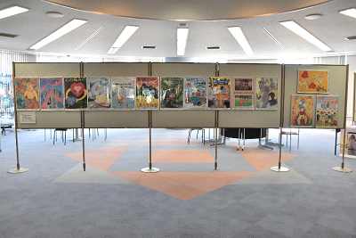 展示場に設置された衝立に14枚の小・中学生が作成した人権啓発ポスターが飾らている写真