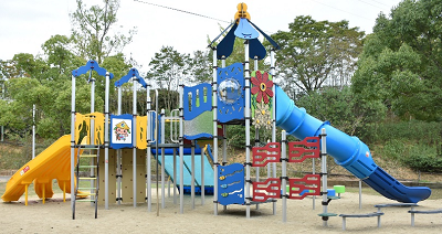 複数の滑り台が付いたアスレチック遊具の写真