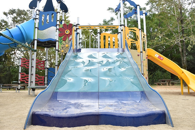 波が描かれている滑り台の写真