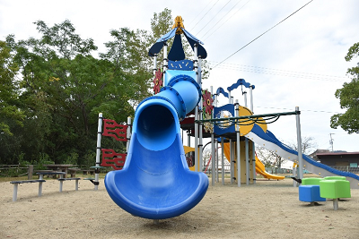 トンネルと接続している青い滑り台の写真
