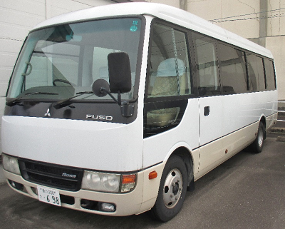 多人数を乗せられる白いバスの写真