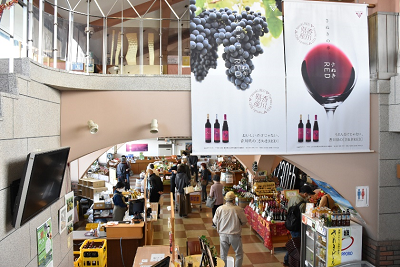 上階の通路からワインのポスターが下げられた広場の写真