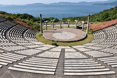 海の傍に円形劇場が設置されている写真