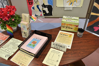 作品集や応募用紙が並んだ机の写真