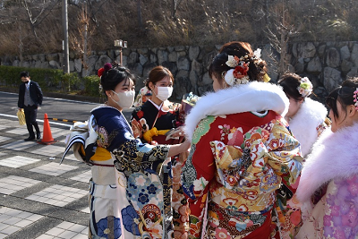 振り袖姿の女性たちが集まっている写真