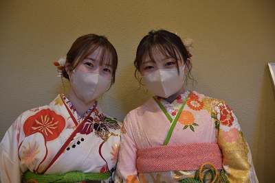 花柄の振り袖を着た女性2人の写真