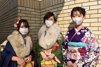 3人の振り袖姿の女性が並んでいる写真