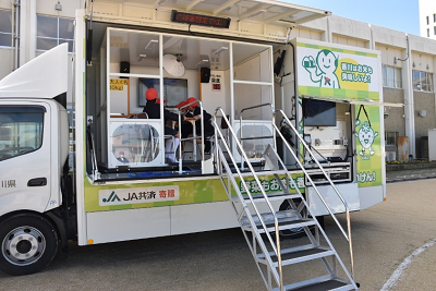 起震車に乗って揺れを体験する児童の写真