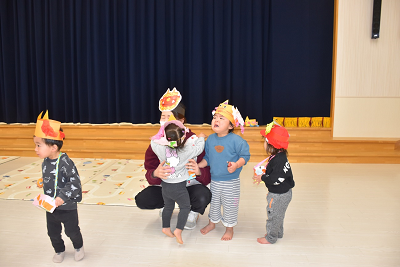 手作りの鬼のお面をつけて怯えた表情をした園児たちの写真