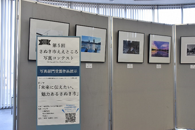 額縁に入れられた風景写真が飾られている写真