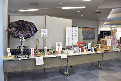 長机に傘などを用いた複数の制作物が並んだ写真