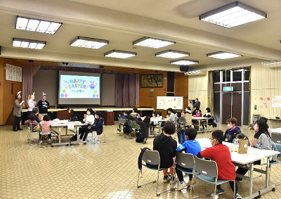 グループに別れて、着席している児童たちの写真