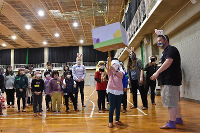 目隠しをした児童が吊り下げられた箱に棒を当てている写真