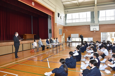 児童達の前で立って話す男性の写真