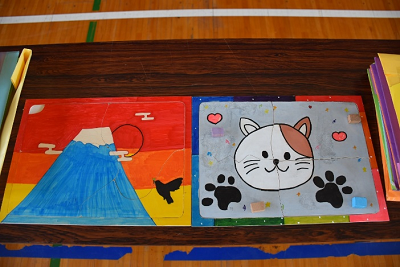 富士山や猫のイラストが描かれているパズルの写真