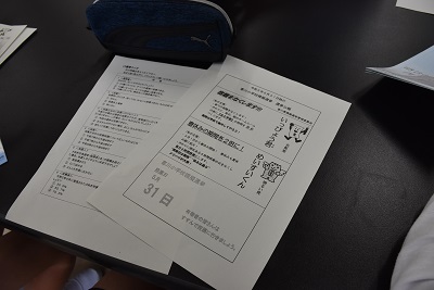 机に置かれた二枚のプリントの写真