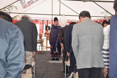 狩衣を着用した男性に向かってお辞儀する人々の写真