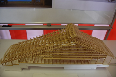 木で作成された平屋建ての建築模型の写真