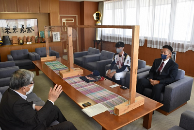 選手が男性と向かい合って話している写真