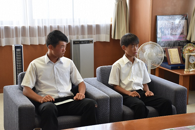 椅子に座って真剣な表情をしている生徒2人の写真