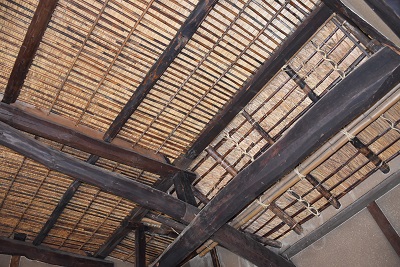 丸竹や藁で作られた天井の写真