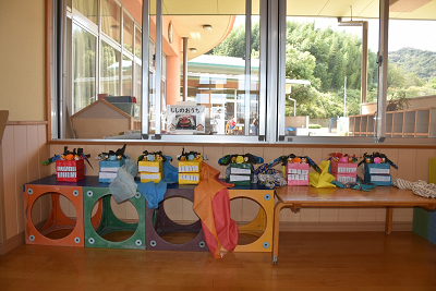 窓際に手づくりの獅子舞の頭が並べられている写真