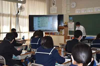 黒板横に設置されたモニターを授業で使用している写真