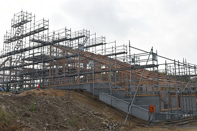 小さい坂と平面に設置された建物の骨組みの写真