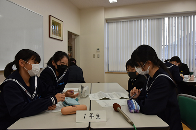 1年生の生徒4人が机で話し合っている写真