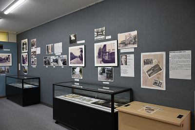 壁と背の低いショーケースに展示品が飾られている写真