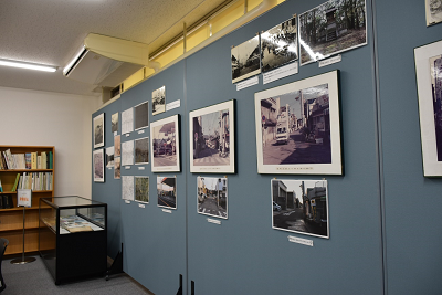 展示パネルに写真が貼られている写真