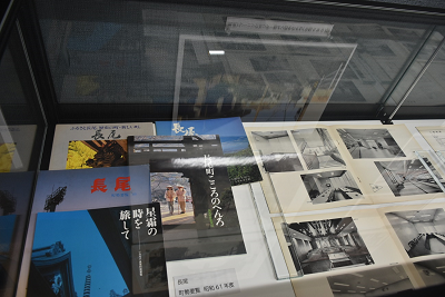 ショーケースの中に白黒の写真や資料が入っている写真