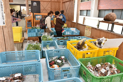 かごに数々の野菜が種別ごとに入って販売されている写真
