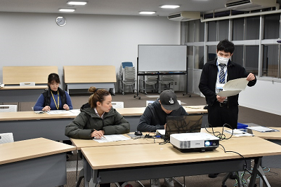 用紙を見ながら話し合う3人の写真