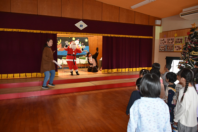 サンタクロースとトナカイの衣装を着た人がポーズを取っている写真