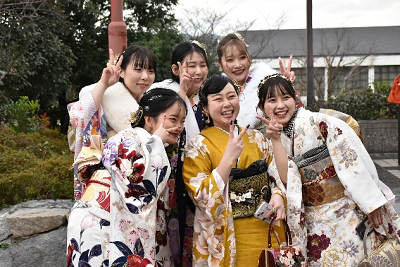 振り袖姿の女性6人がピースサインしている写真