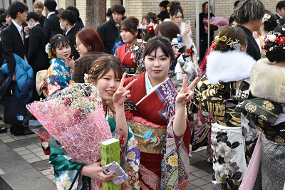 花束を持った振り袖姿の女性の写真