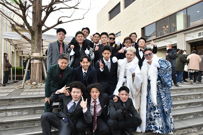 スーツや袴を着た男性たちが集まってポーズを決めている写真