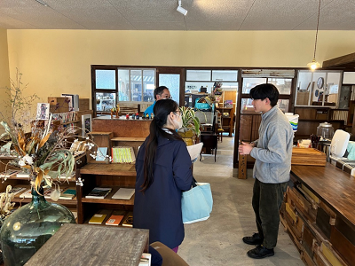 屋内で話している男女3人の写真