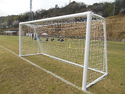 芝生の広場に設置されているサッカーゴールの写真