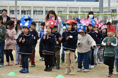 手作りの鬼のお面をつけた園児たちが拍手している写真