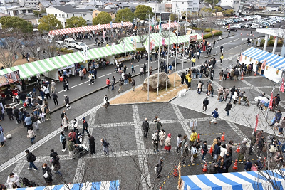 テントが並んだ会場に集まる人々を上から撮影した写真