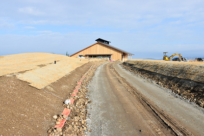 建物まで轍が続いている道路の写真