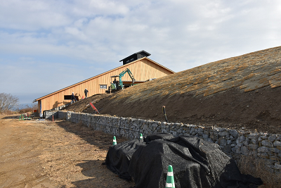 建物の近くに積まれた土の写真