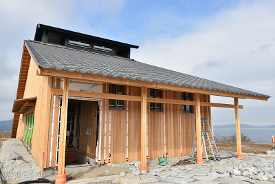 外枠が完成している建設中の建物の写真